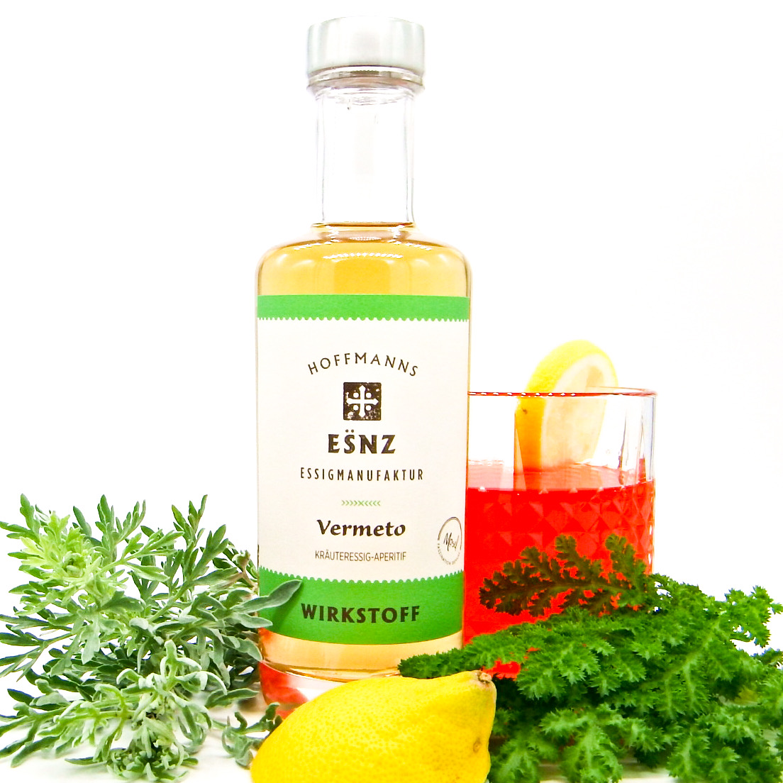 Flasche Vermeto mit Kräutern, Zitrone und Cocktail als Dekoration